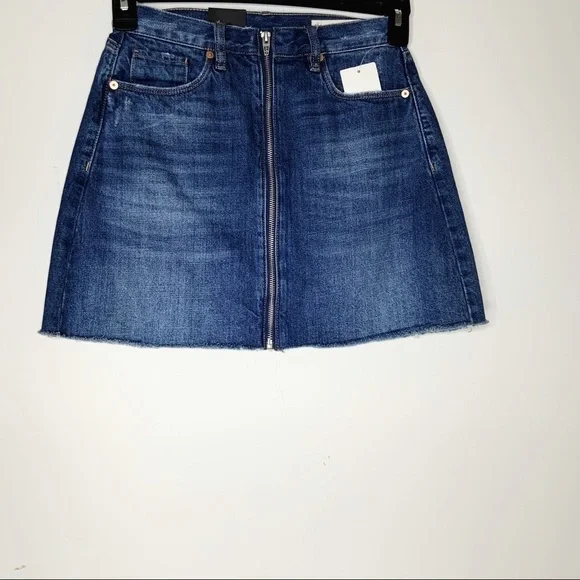 𝅺blanknyc Zip front raw hem denim skirt. Size 25
